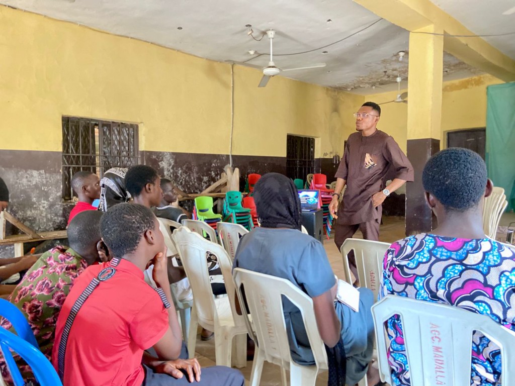 Chidi Confidence speaking to young people at a community tech mentorship session